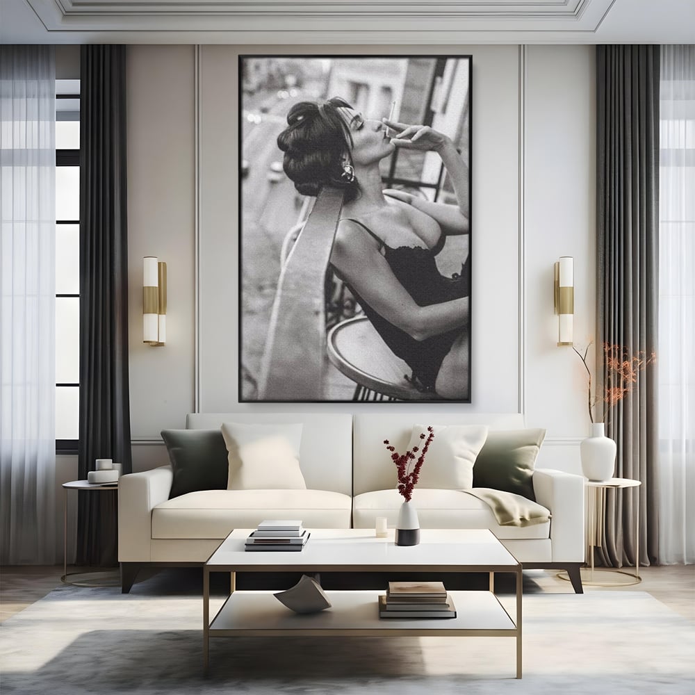 Tablou canvas cu tablou canvas cu femeie fumand pe balcon, in rama de aluminiu negru, pe perete intr-un living
